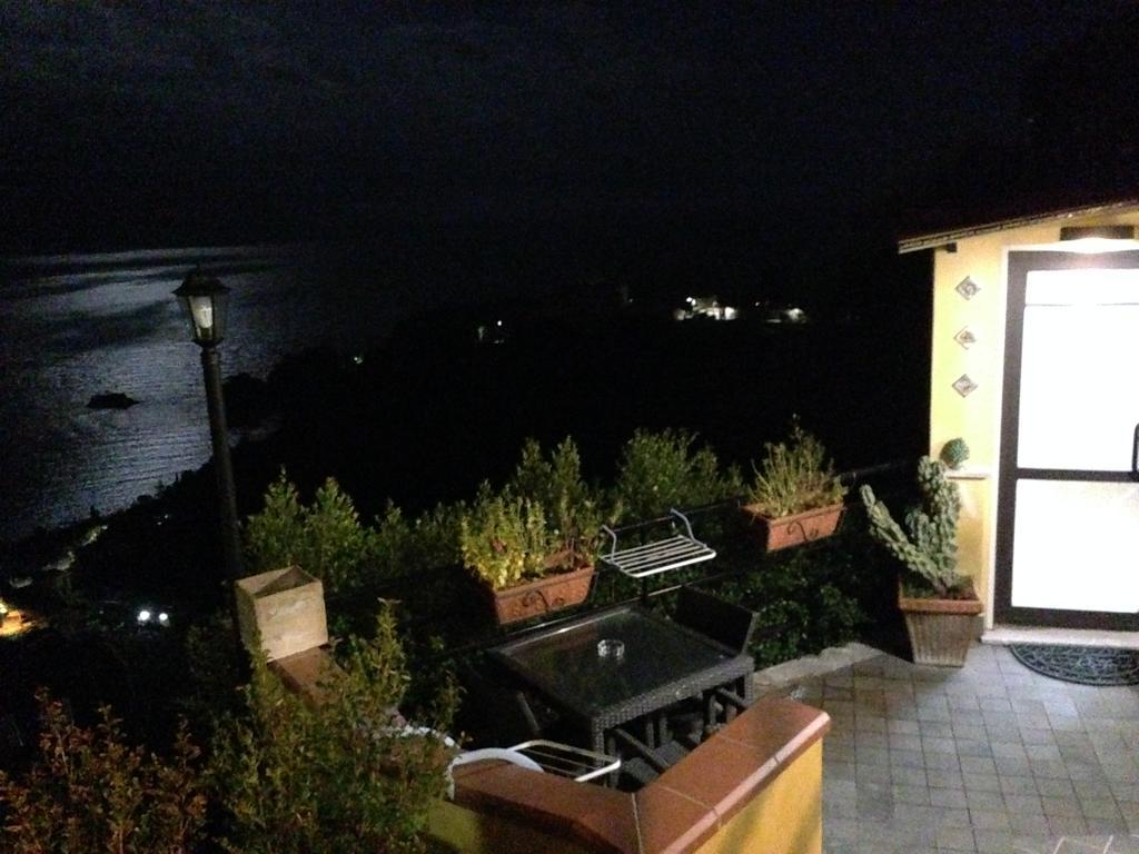 B&B La Terrazza Sul Mare Таорміна Екстер'єр фото