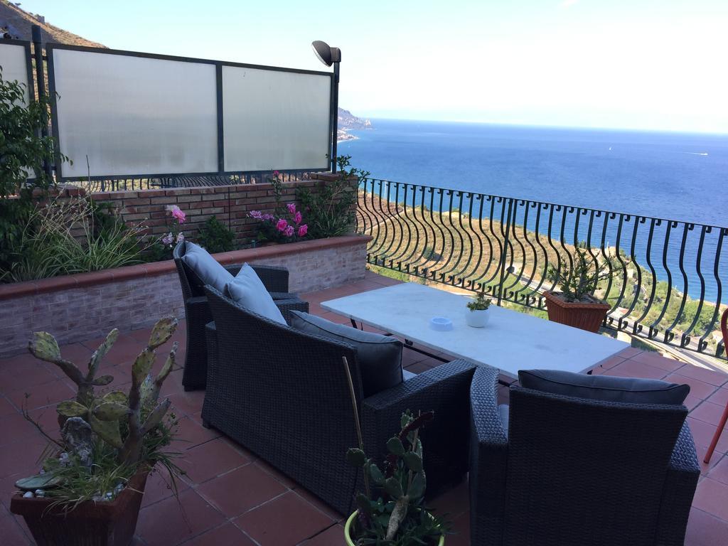 B&B La Terrazza Sul Mare Таорміна Екстер'єр фото